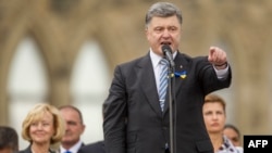 캐니다를 방문한 페트로 포로셴코 우크라이나 대통령이 17일 오타와 의회에서 친-우크라이나 행진을 벌인 지지자들을 향해 발언하고 있다. (자료사진)