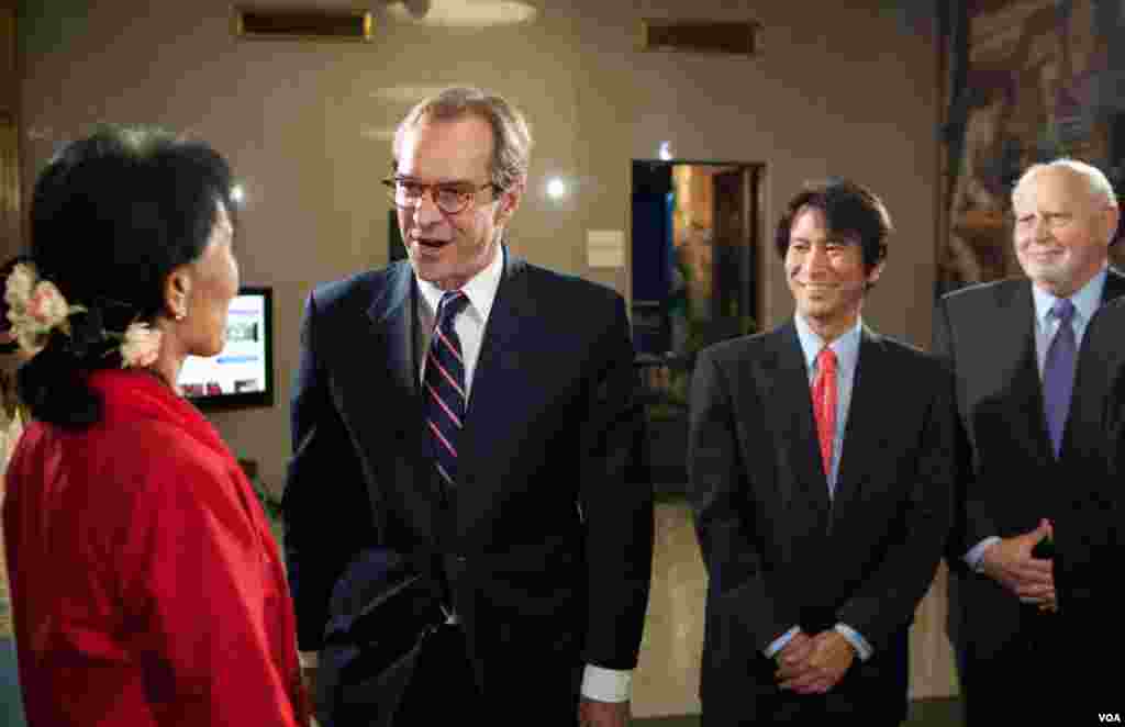 Aung San Suu Kyi is greeted by VOA Director David Ensor (left), VOA Burmese Service chief Than Lwin Htun (center) and IBB director Richard Lobo. (Alison Klein/VOA)