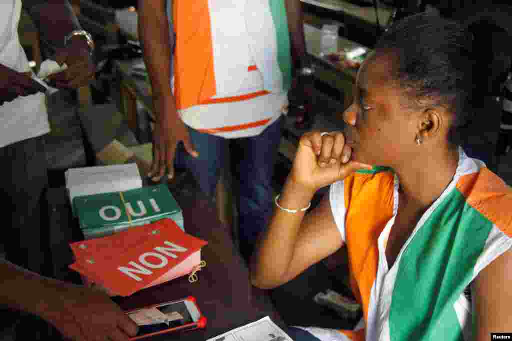 Des agents surveillent les bureaux de vote lors du referendum à Abidjan, Côte d'Ivoire, le 30 octobre 2016.