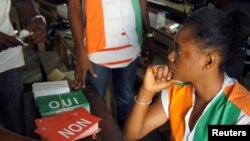 Des agents surveillent les bureaux de vote lors du referendum à Abidjan, Côte d'Ivoire, le 30 octobre 2016.