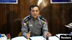 မႏၱေလးၿမိဳ႕က ဆူပူမႈ ျဖစ္ရပ္နဲ႔ပတ္သက္ၿပီး ရဲအရာရွိ ေဇာ္မင္းဦး သတင္းစာရွင္းလင္းပြဲ ျပဳလုပ္ေနစဥ္။