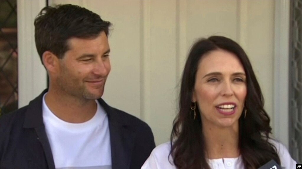 Gambar yang diambil dari tayangan video, Perdana Menteri Selandia Baru Jacinda Ardern, kanan, dengan pasangannya, Clarke Gayford, berbicara kepada para wartawan di depan kediaman mereka, di Auckland, Selandia Baru, 19 Januari 2018. Ardern mengumumkan dia sedang hamil anak pertama, yang diperkirakan akan lahir pada Juni. 