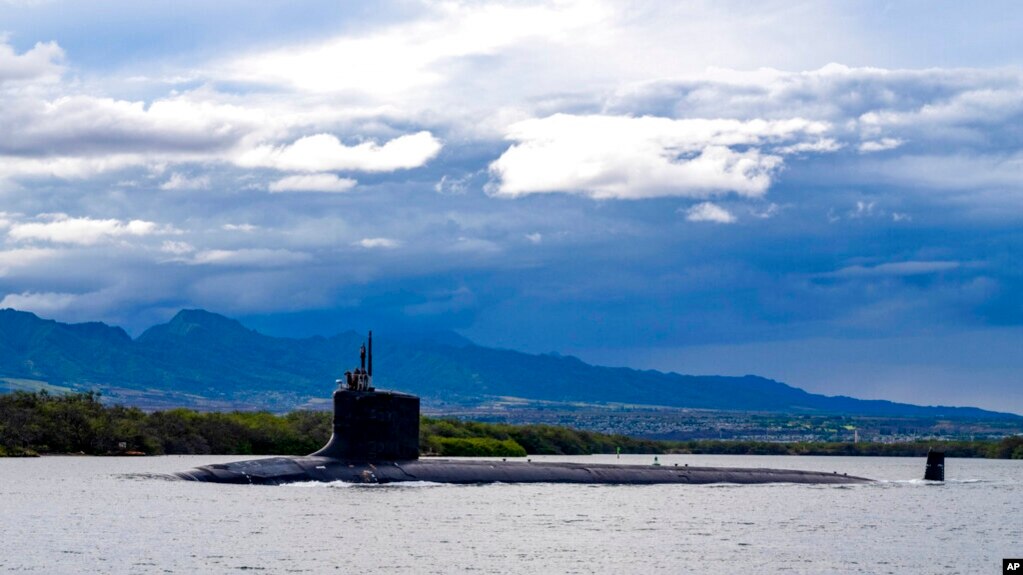 Атомная подводная лодка типа "Вирджиния" покидает базу Перл Харбор на Гавайах. 1 сентября 2021г.