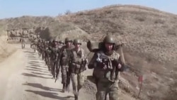 资料照片：在一条公路上行进的阿塞拜疆士兵。(2020年10月9日)
