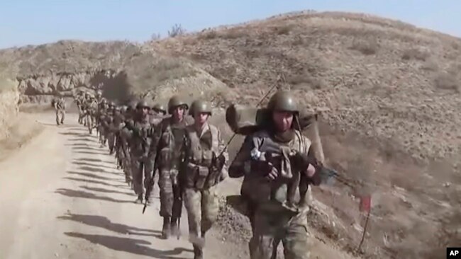 资料照片：在一条公路上行进的阿塞拜疆士兵。(2020年10月9日)