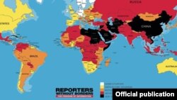 RSF-in illik mətbuat azadlığı indeksinə rəngli xəritə də daxildir. Bu xəritədəki rənglər mətbuat azadlığının durumunu göstərir: ağ rəng – "yaxşı", sarı – "nisbətən yaxşı", narıncı – "problemli", qırmızı – "pis", qara rəng – "çox pis" durumu göstərir. Azərbaycan qara, Gürcüstan və Ermənistan isə narıncı rənglə boyanıblar.