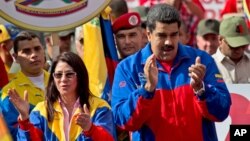 Nicolás Maduro junto a su esposa, Cilia Flores, durante un acto de campaña frente al Palacio de Miraflores en febrero de este año.