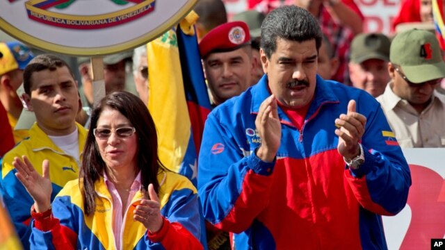 Nicolás Maduro junto a su esposa, Cilia Flores, durante un acto de campaña frente al Palacio de Miraflores en febrero de este año.
