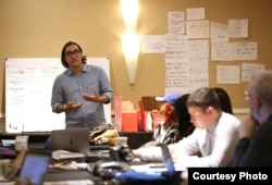 High Country News associate editor and 2018 Harvard University Nieman fellow Tristan Ahtone (Kiowa) conducting workshop for 2018 Native American Journalists Association conference participants. Photo by Frank Robertson, NAJA co-director.