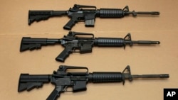 Tư liệu-Ba biến thể của súng trường tấn công AR -15 được trưng bày ở Sacramento , California. 
