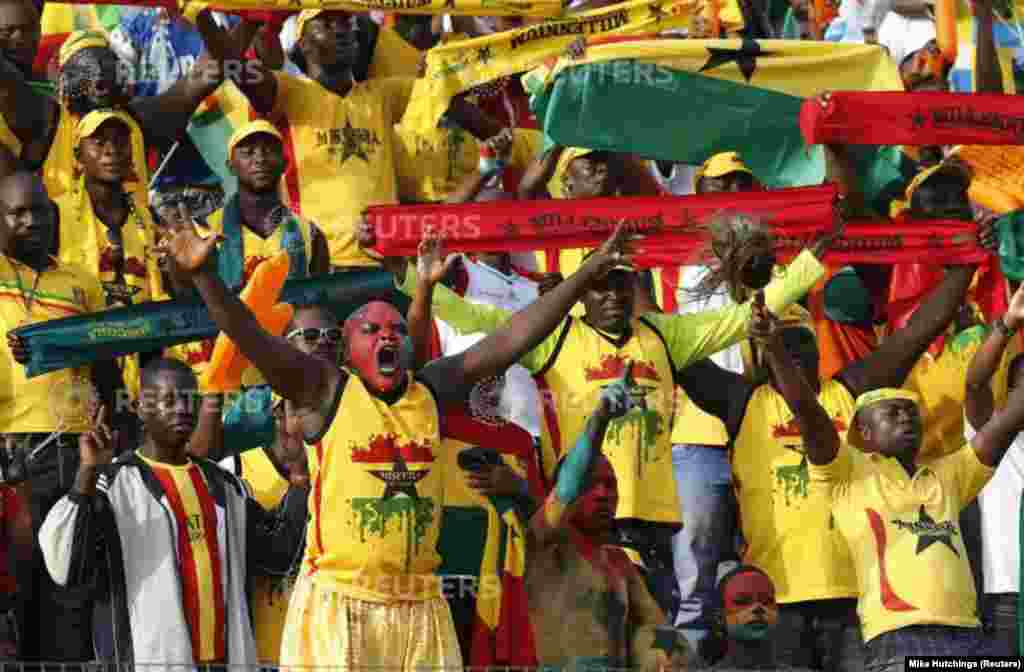 Para pendukung tim Ghana bersorak dalam pertandingan melawan Senegal (19/1). (Reuters/Mike Hutchings)