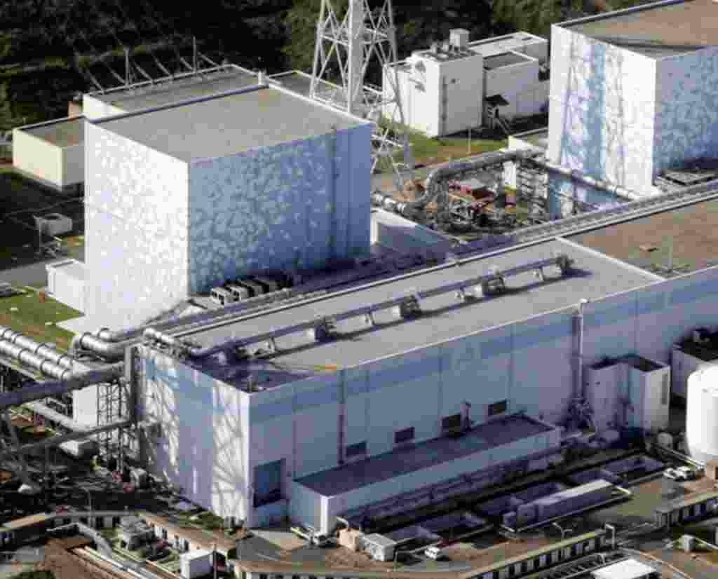 Tokyo Electric Power Co.'s Fukushima Daiichi Nuclear Plant No.4 reactor is seen in this aerial view October 2008 file photo in Fukushima Prefecture, northeastern Japan. Japan's prime minister warned on Tuesday that radioactive levels had become high aroun