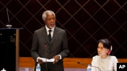 Former U.N. Secretary-General Kofi Annan speaks as Myanmar Foreign Minister Aung San Suu Kyi, left, listens during a meeting with members of the National Reconciliation and Peace Center (NRPC), Sept. 5, 2016, in Yangon, Myanmar. 