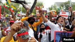 ထိုင်းနိုင်ငံ ဘန်ကောက်မြို့ရှိ ကုလသမဂ္ဂ ဒုက္ခသည်များဆိုင်ရာ မဟာမင်းကြီးရုံးရှေ့မှာ စစ်အာဏာသိမ်းမှုကို ဖီဆန်ဆန္ဒပြကြတဲ့ ထိုင်းရောက် မြန်မာများ။ (ဖေဖော်ဝါရီ ၂၂၊ ၂၀၂၁)
