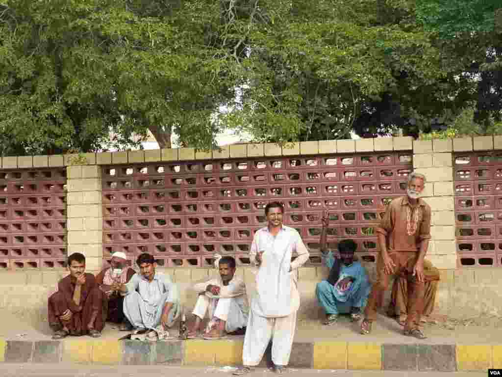 کراچی میں دیہاڑی دار مزدور مزدوری کی تلاش میں سڑک کنارے انتظار کرتے رہے۔ کراچی میں کرونا وائرس کیسز کی تعداد سو سے تجاوز کر چکی ہے۔