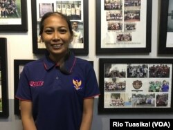 Eva Dewi sudah menekuni sepakbola dan tinju selama beberapa tahun. Perempuan ini juga akan lari 10K dalam Jakarta Marathon. Baginya, status HIV/AIDS bukan halangan untuk berolahraga. (Foto: VOA/Rio Tuasikal)