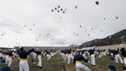 Los Thunderbirds de la Fuerza Aérea de EE.UU. sobrevuelan el campus de la Academia cuando los graduados de la clase 2020 lanzan sus gorras al aire para celebrar su promoción como oficiales. Sábado 18 de abril de 2020.