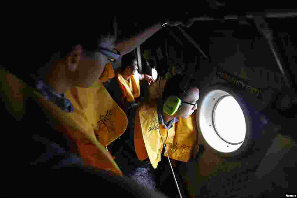 پرسنل نیروی هوایی جمهوری سنگاپور سرگرم جستجو در عملیات تجسسی &nbsp;برای يافتن هواپیمای ایرآسیا در آب&zwnj;های منطقه &ndash; سه&zwnj;شنبه ۹ ديماه ۱۳۹۳ (۳۰ دسامبر ۲۰۱۴)&nbsp;
