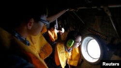 Petugas dari Angkatan Udara Singapura ikut ambil bagian dalam operasi pencarian pesawat AirAsia yang hilang (30/12/2014). 