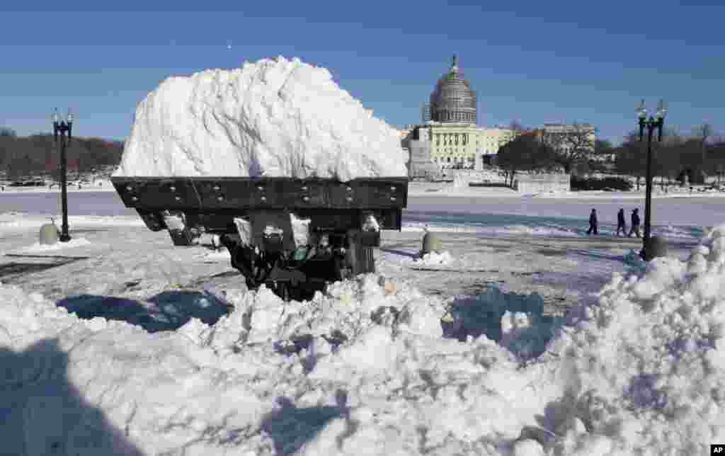 واشنگٹن میں برف کی دبیز تہہ کو ہٹانے کا سلسلہ جاری ہے۔