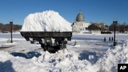 一輛鏟雪車在華盛頓國家大草坪忙於清理積雪