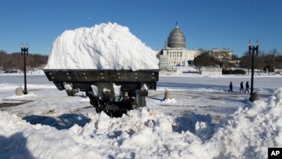美國東岸民眾忙於清除暴雪後積雪 美國東岸民眾忙於清除暴雪後積雪