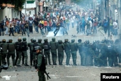 Demonstrators clash with members of Venezuelan National Guard during a rally demanding a referendum to remove Venezuela's President Nicolas Maduro in San Cristobal, Oct. 26, 2016.