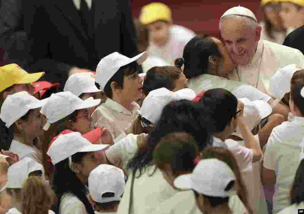 Pope Francis speaks to a&nbsp; group of children in the Paul VI hall at the Vatican, May 11, 2015.