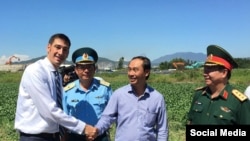 Thứ trưởng Bộ GTVT Việt Nam Lê Đình Thọ (thứ hai từ bên phải) bắt tay cảm ơn đại diện USAID đã hoàn thành xử lý dioxin sân bay Đà Nẵng giai đoạn 2 và bàn giao cho phía Việt Nam. (Ảnh: Facebook USAID)