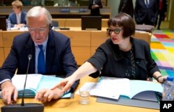 European Union chief Brexit negotiator Michel Barnier, left, speaks with EU Deputy Chief Negotiator Sabine Weyand during a meeting of EU General Affairs, Article 50, ministers in Brussels on Sept. 25, 2017.