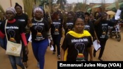 L’opposante Edith Kah Walla, en tête, marche avec d’autres femmes à Yaoundé, Cameroun, 9 mars 2018. (VOA/Emmanuel Jules Ntap).