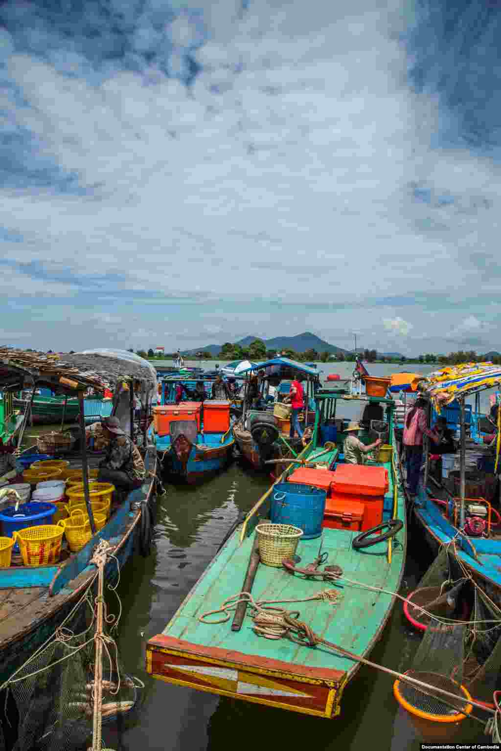 អ្នក​នេសាទ​ចត​ទូក​នៅ​ផ្សារ​ក្រោម នៅក្រុង​កំពង់ឆ្នាំង ខេត្ត​កំពង់ឆ្នាំង កាលពី​ថ្ងៃសៅរ៍ ទី១៥ ខែតុលា ឆ្នាំ២០១៦។ (មជ្ឈមណ្ឌល​ឯកសារ​កម្ពុជា/អ៊ូច មករា)