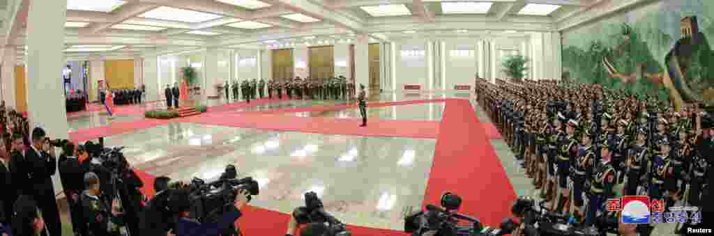 朝鲜中央通讯社通过路透社在2019年1月10日发布的照片显示中国领导人习近平和朝鲜领导人金正恩在北京人民大会堂的欢迎仪式上。金正恩1月8日抵达北京。这一天恰好是他35岁生日。他依然是乘坐专列从丹东进入中国的。与金正恩前几次访华不同的是，新华社在金正恩的访问仍在进行之中就发布了消息。而按照以往惯例，新华社通常会在朝鲜领导人离开中国后才对外发布消息。