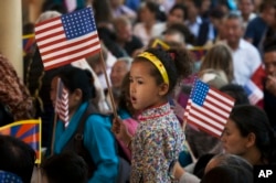 An exile Tibetan child holds the U.S. flag during a felicitation ceremony for a group of U.S. lawmakers at the Tsuglagkhang temple in Dharmsala, India, May 10, 2017.