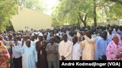 Les travailleurs Tchadiens en assemblée générale à la bourse du travail de N'Djamena, le 15 mars 2018. (VOA/André Kodmadjingar)