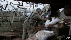 На фото: український військовий у смт Новолуганське