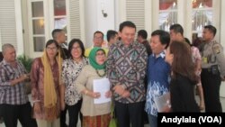 Gubernur DKI Jakarta Basuki Tjahaja Purnama (Ahok) berfoto bersama warga masyarakat di Balai Kota Jakarta. (Foto: VOA/Andylala)