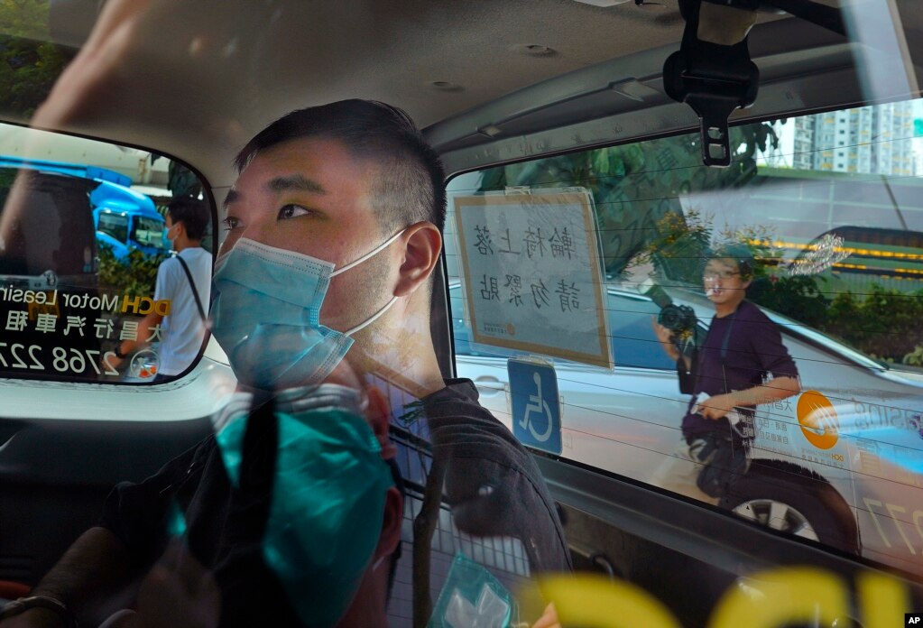资料照：香港首位被控涉嫌违反国安法的男子唐英杰（Tong Ying-kit）坐着轮椅由警车押解至法院应讯。（2020年7月6日）(photo:VOA)