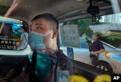 資料照片：香港首位被控涉嫌違反國安法的男子唐英傑（Tong Ying-kit）坐著輪椅由警車押解至法院應訊。 （2020年7月6日）