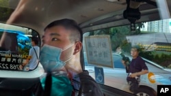 资料照：香港首位被控涉嫌违反国安法的男子唐英杰（Tong Ying-kit）坐着轮椅由警车押解至法院应讯。（2020年7月6日）