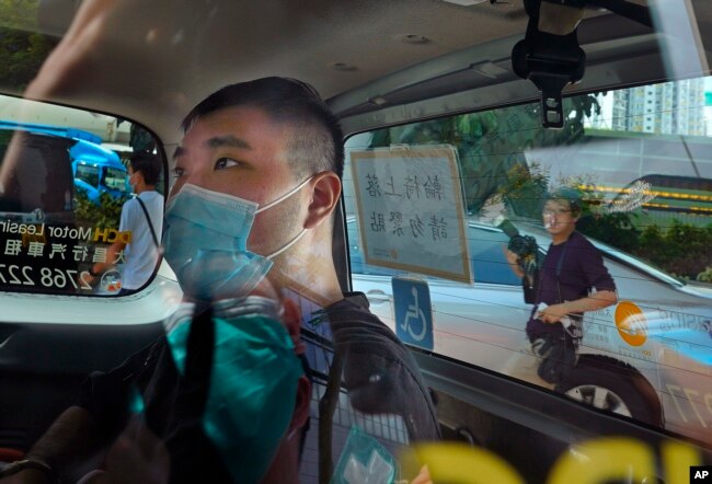 资料照：香港首位被控涉嫌违反国安法的男子唐英杰（Tong Ying-kit）坐着轮椅由警车押解至法院应讯。（2020年7月6日）
