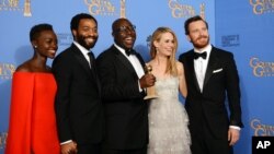 From left, Lupita Nyong'o, Chiwetel Ejiofor, Steve McQueen, Sarah Paulson, and Michael Fassbender pose in the press room with the award for best motion picture - drama for '12 Years a Slave' at the 71st annual Golden Globe Awards at the Beverly Hilton Hot