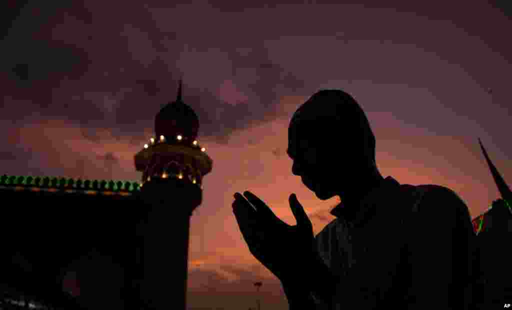 Seorang Muslim berdoa sebelum berbuka puasa pada hari pertama bulan Ramadan di masjid Mecca, Hyderabad, India.