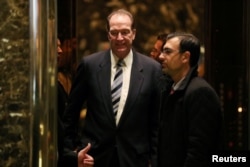 2016年12月2日經濟學家兼前副助理國務卿馬爾帕斯在紐約川普大廈的電梯上，他將與美國當選總統川普會面。大衛·馬爾帕斯（David Malpass）後來成為美國財政部次長