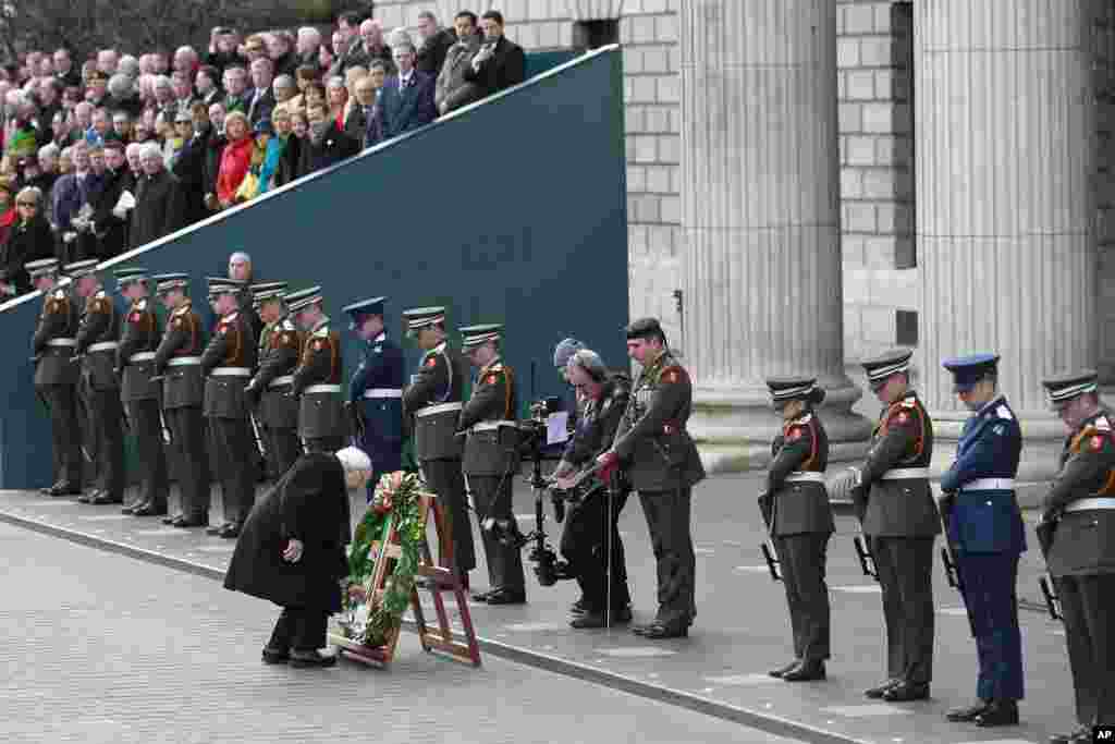 아일랜드 더블린에서 영국에 맞선 부활절 봉기 100주년 기념식이 성대하게 열렸다. 마이클 히긴스 대통령이 100년 전 독립선언문이 낭독된 더블린 중앙우체국 앞에 희생자들을 추모하는 화환을 놓고 있다.
