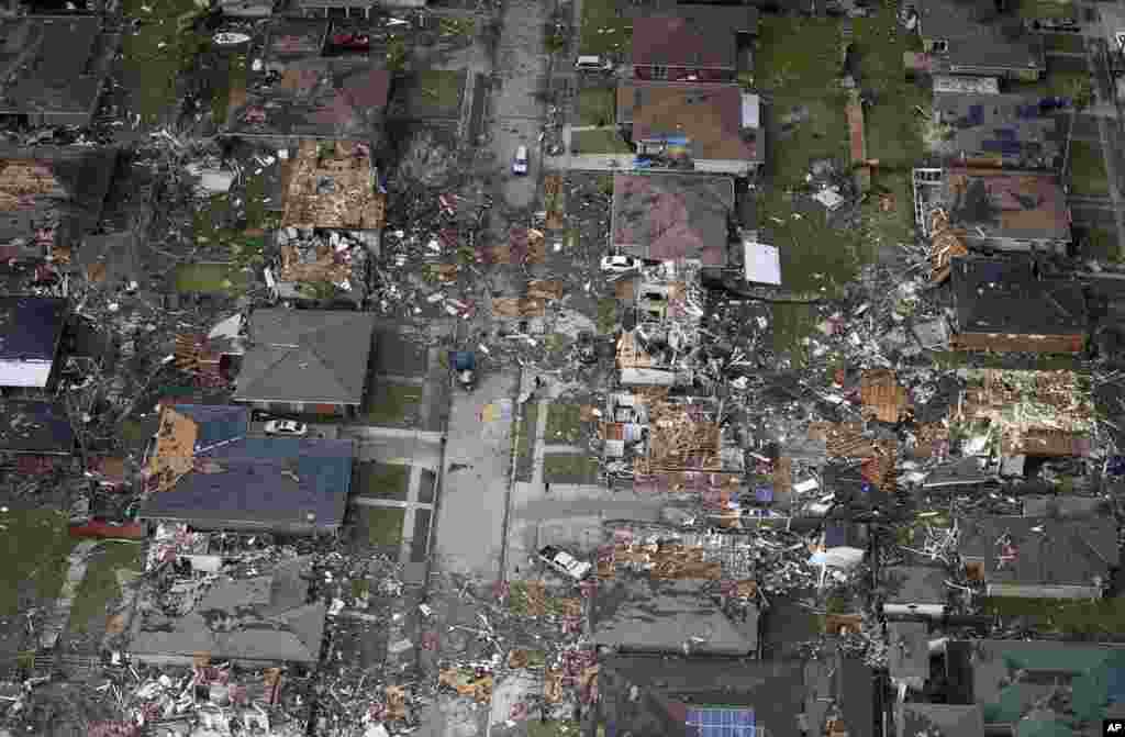 امریکہ میں نیو اورلینز میں بگولے کے باعث تباہ ہونے والے گھروں کا فضائی منظر۔
