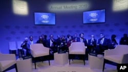 Para peserta menunggu dimulainya pertemuan tahunan World Economic Forum di Davos, Swiss, 22 Januari 2019.
