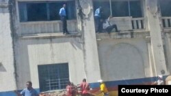 La police intervient dans un bâtiment à Mombasa, au Kenya, le 11 septembre 2011. (VOA/Swahili)