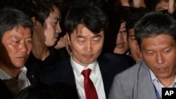 Anggota parlemen Korsel, Lee Seok-ki dari Partai Progresif Bersatu (tengah) ditangkap setelah dituduh berkonspirasi dengan Korea Utara (foto: dok). 