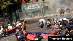 La policía disparó contra los manifestantes en Mandalay, Myanmar, el 3 de marzo de 2021.